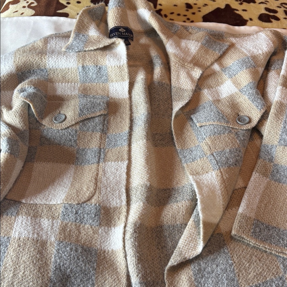Seven Manor Beige Sweater Large front pockets